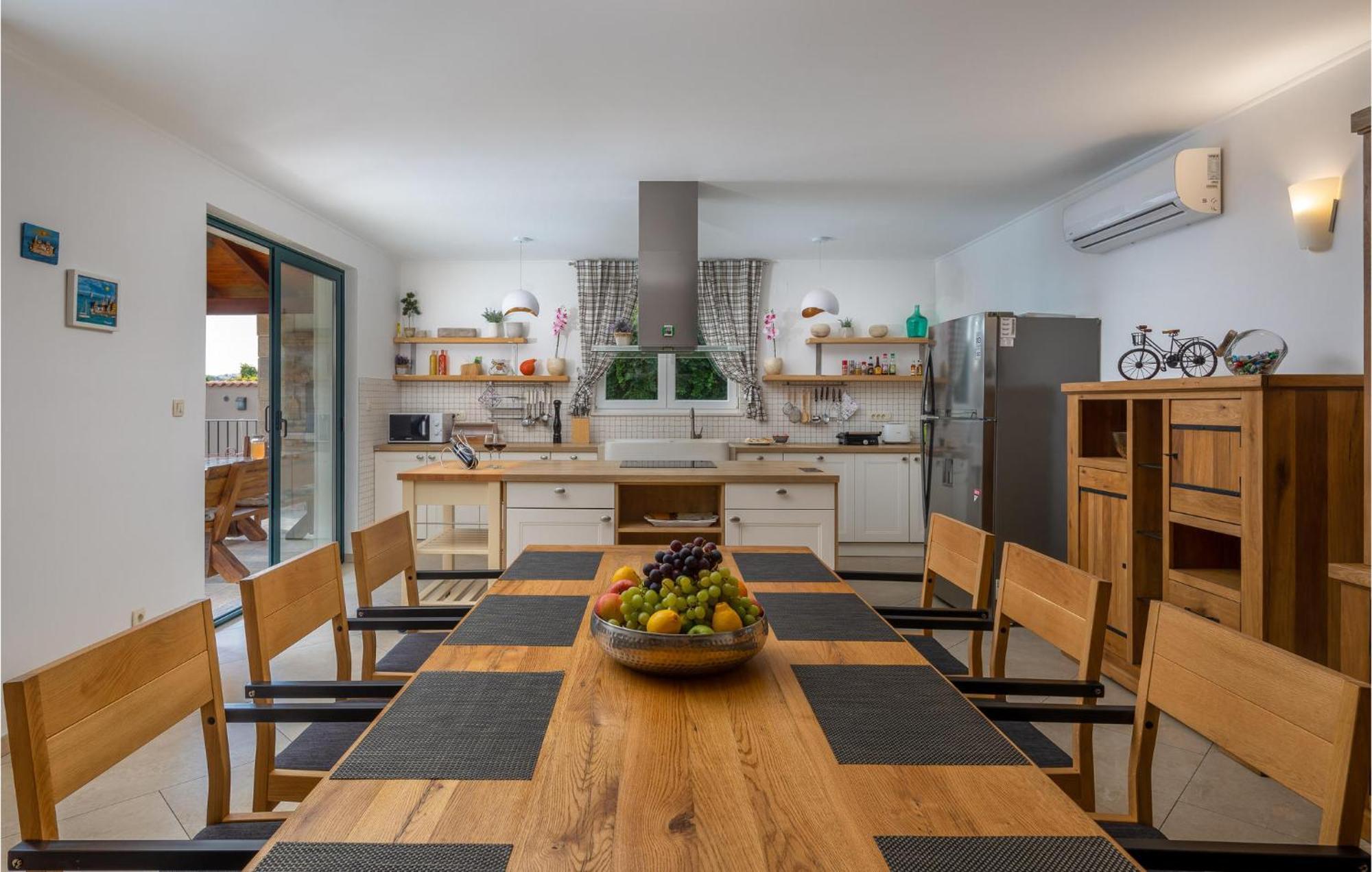 Cozy Home In Zrnovnica With Wifi Ngoại thất bức ảnh