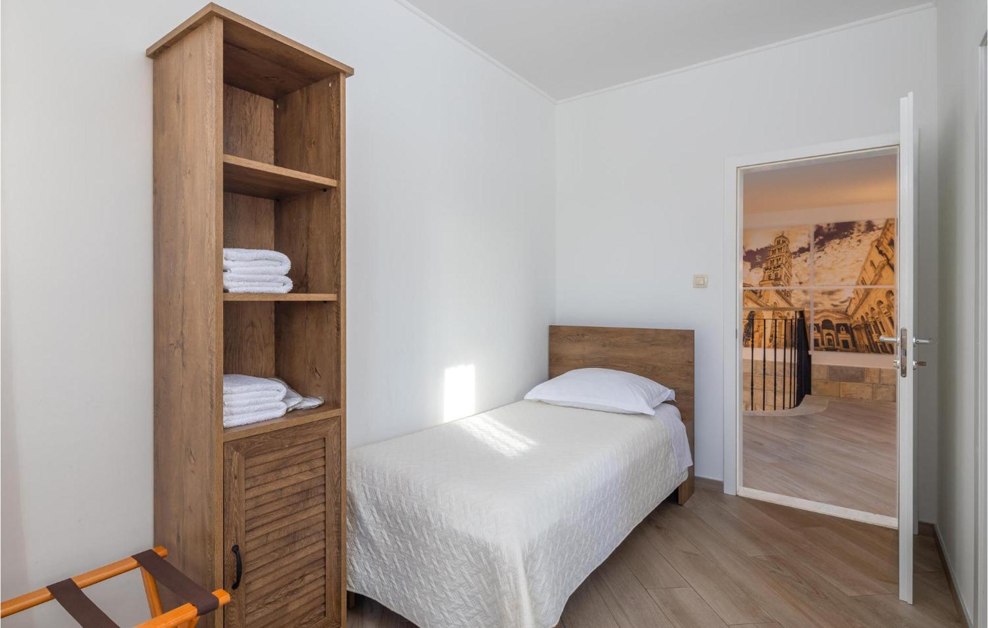 Cozy Home In Zrnovnica With Wifi Ngoại thất bức ảnh