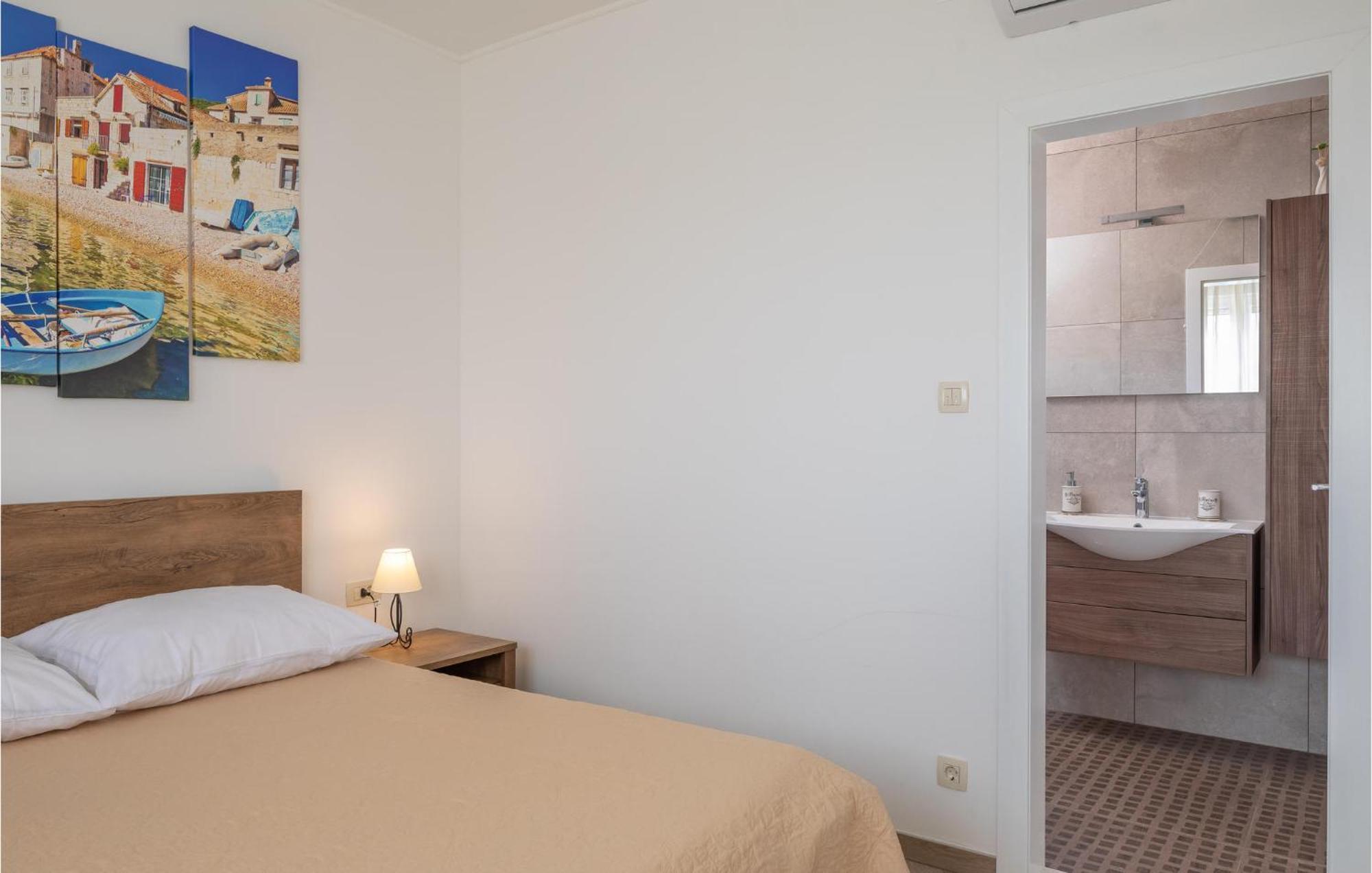 Cozy Home In Zrnovnica With Wifi Ngoại thất bức ảnh