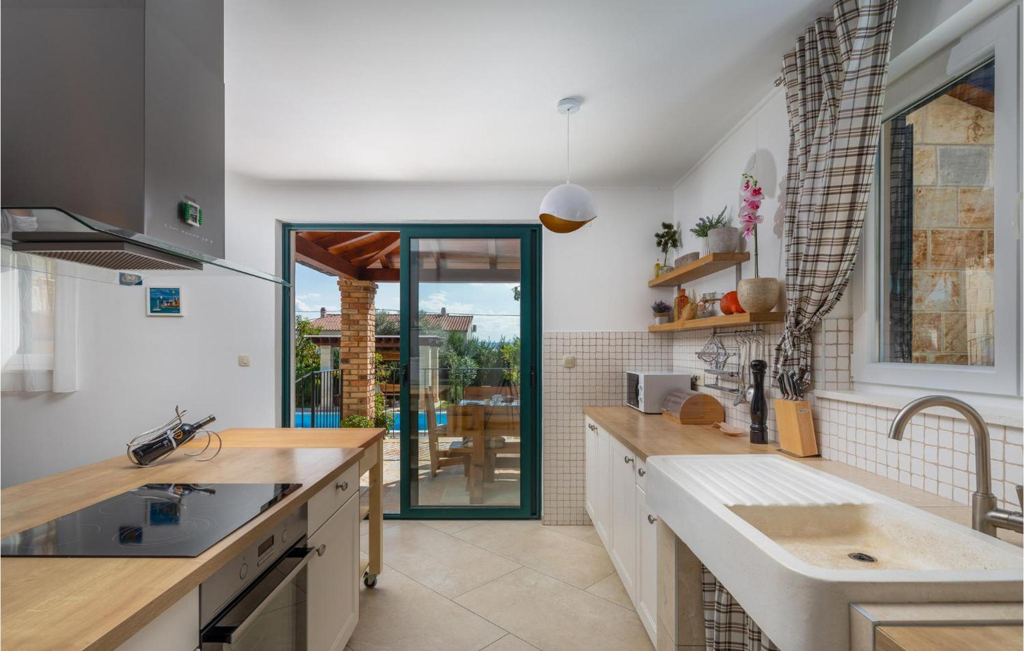 Cozy Home In Zrnovnica With Wifi Ngoại thất bức ảnh