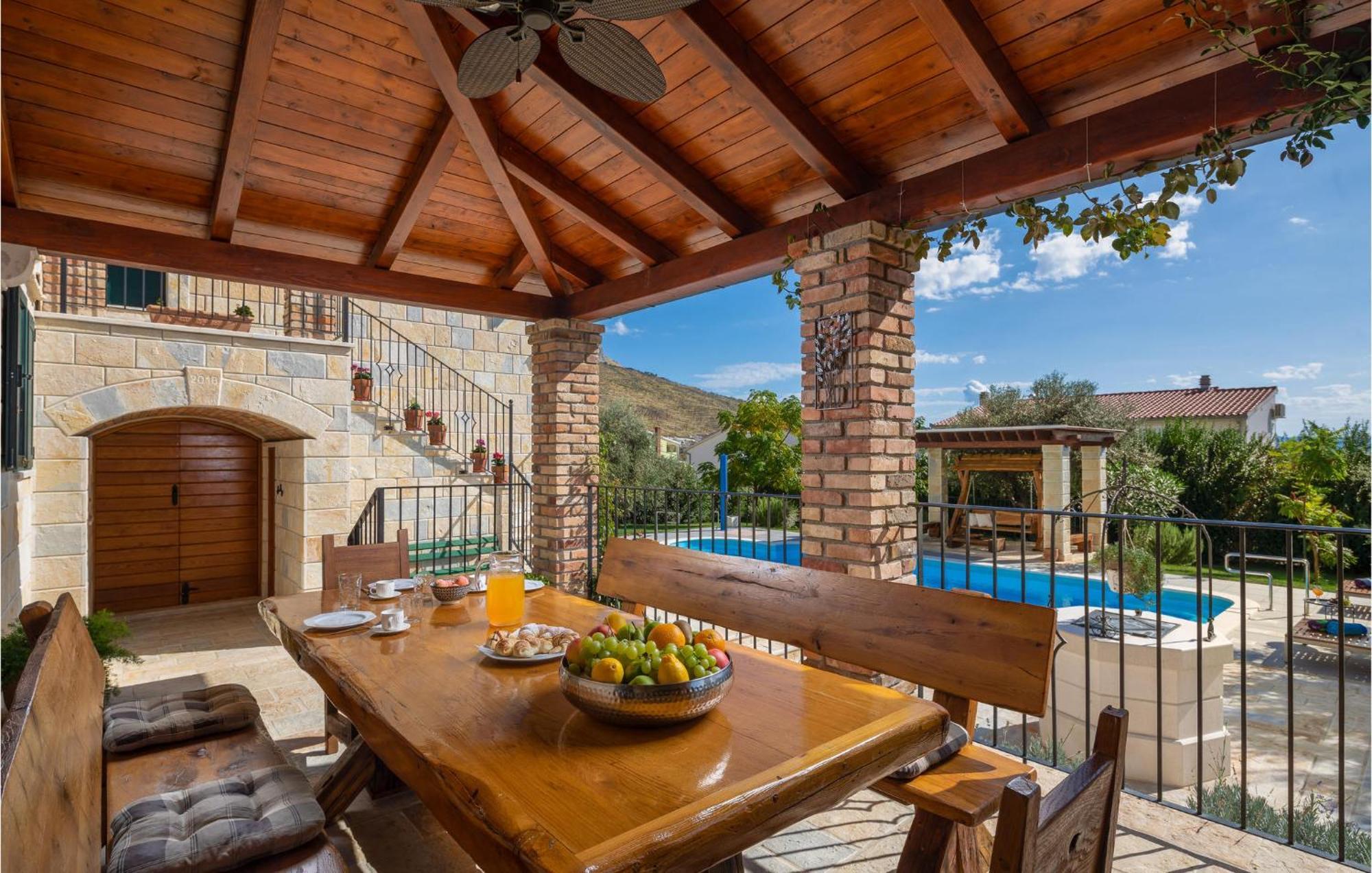 Cozy Home In Zrnovnica With Wifi Ngoại thất bức ảnh