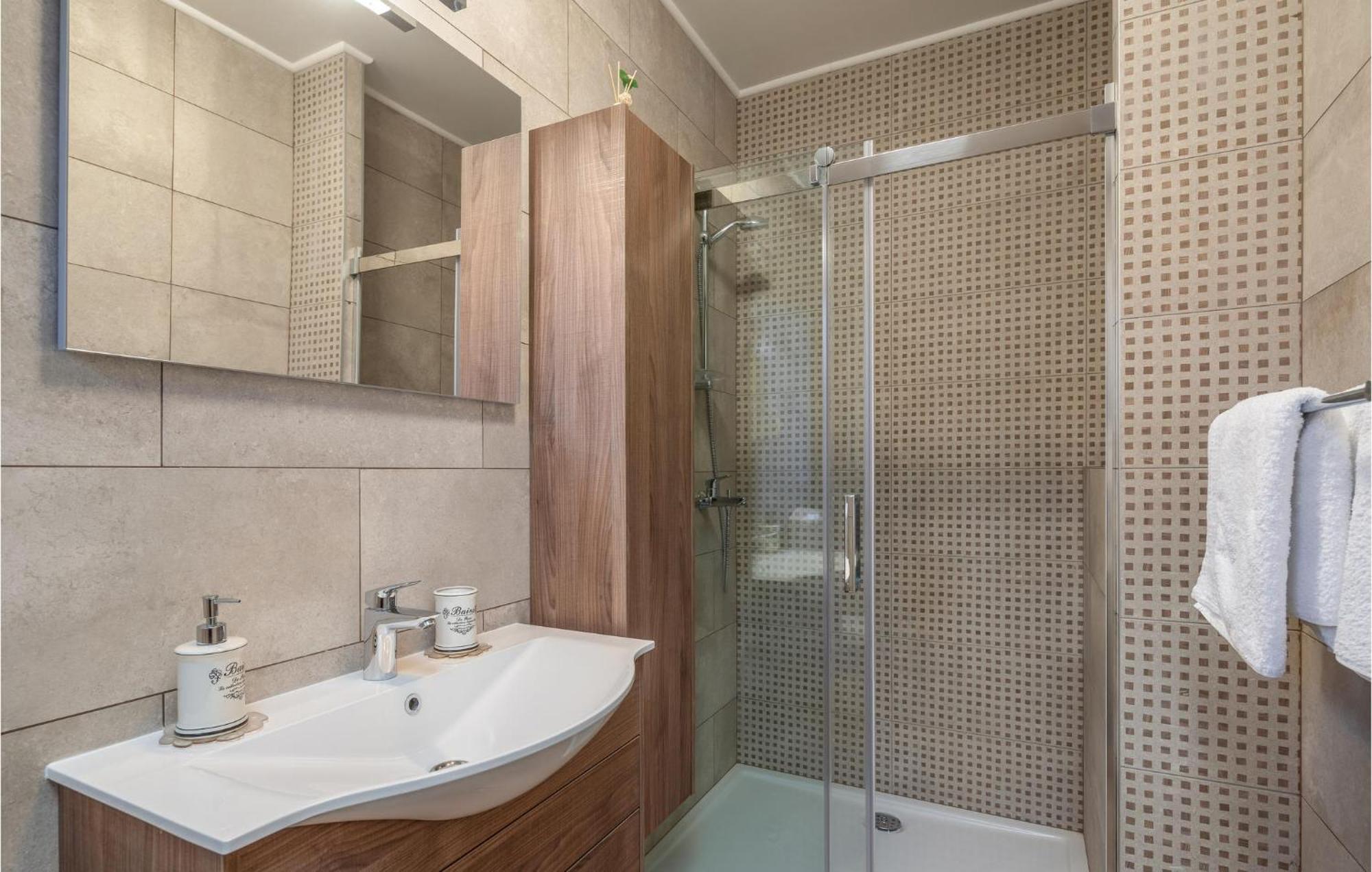 Cozy Home In Zrnovnica With Wifi Ngoại thất bức ảnh