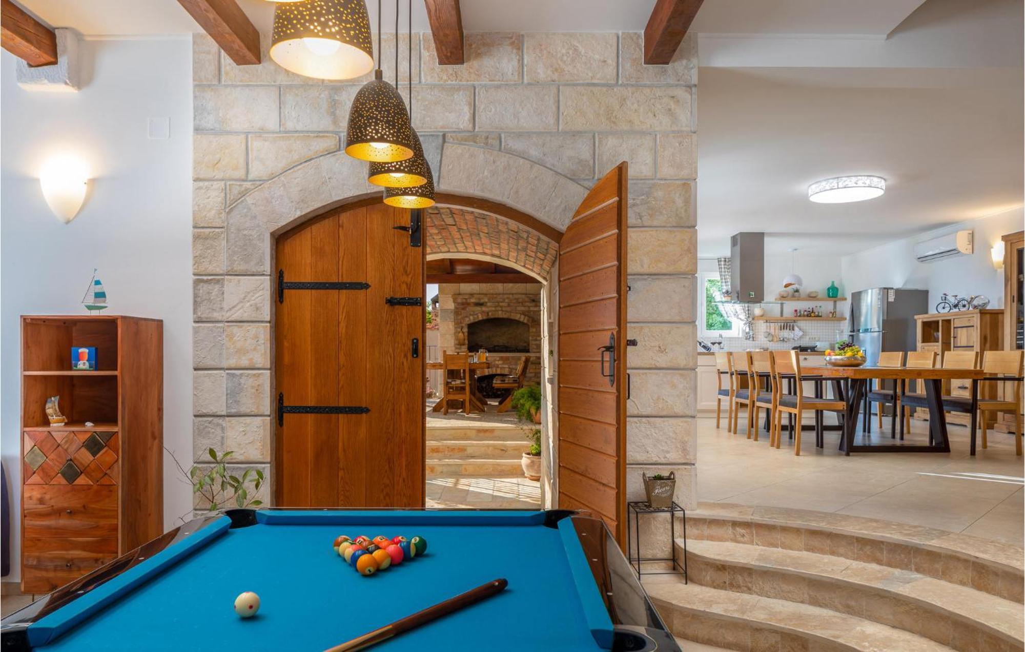 Cozy Home In Zrnovnica With Wifi Ngoại thất bức ảnh