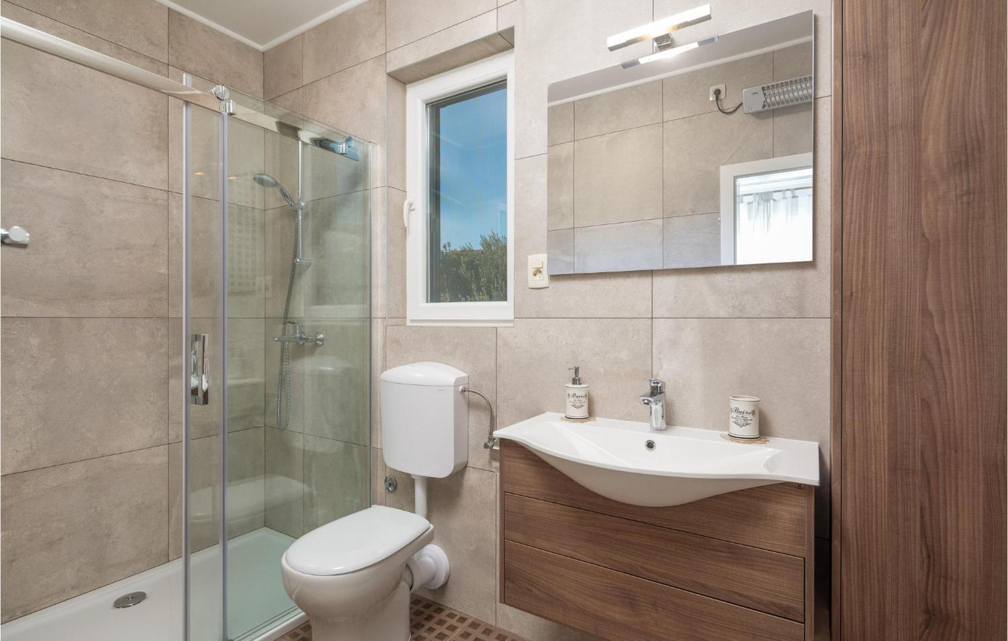 Cozy Home In Zrnovnica With Wifi Ngoại thất bức ảnh