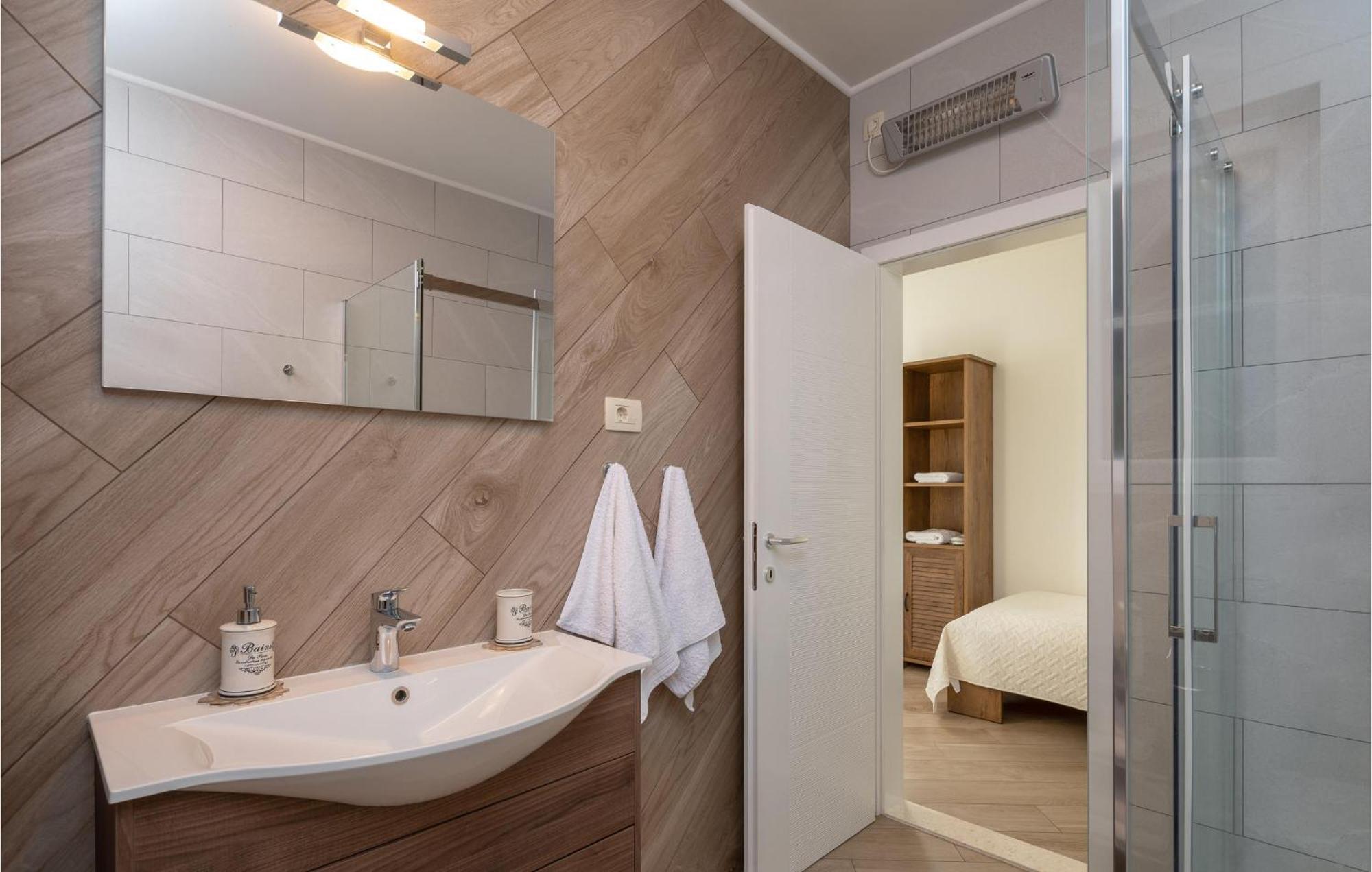 Cozy Home In Zrnovnica With Wifi Ngoại thất bức ảnh