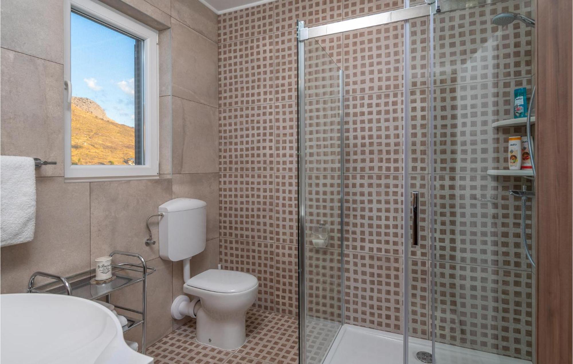 Cozy Home In Zrnovnica With Wifi Ngoại thất bức ảnh