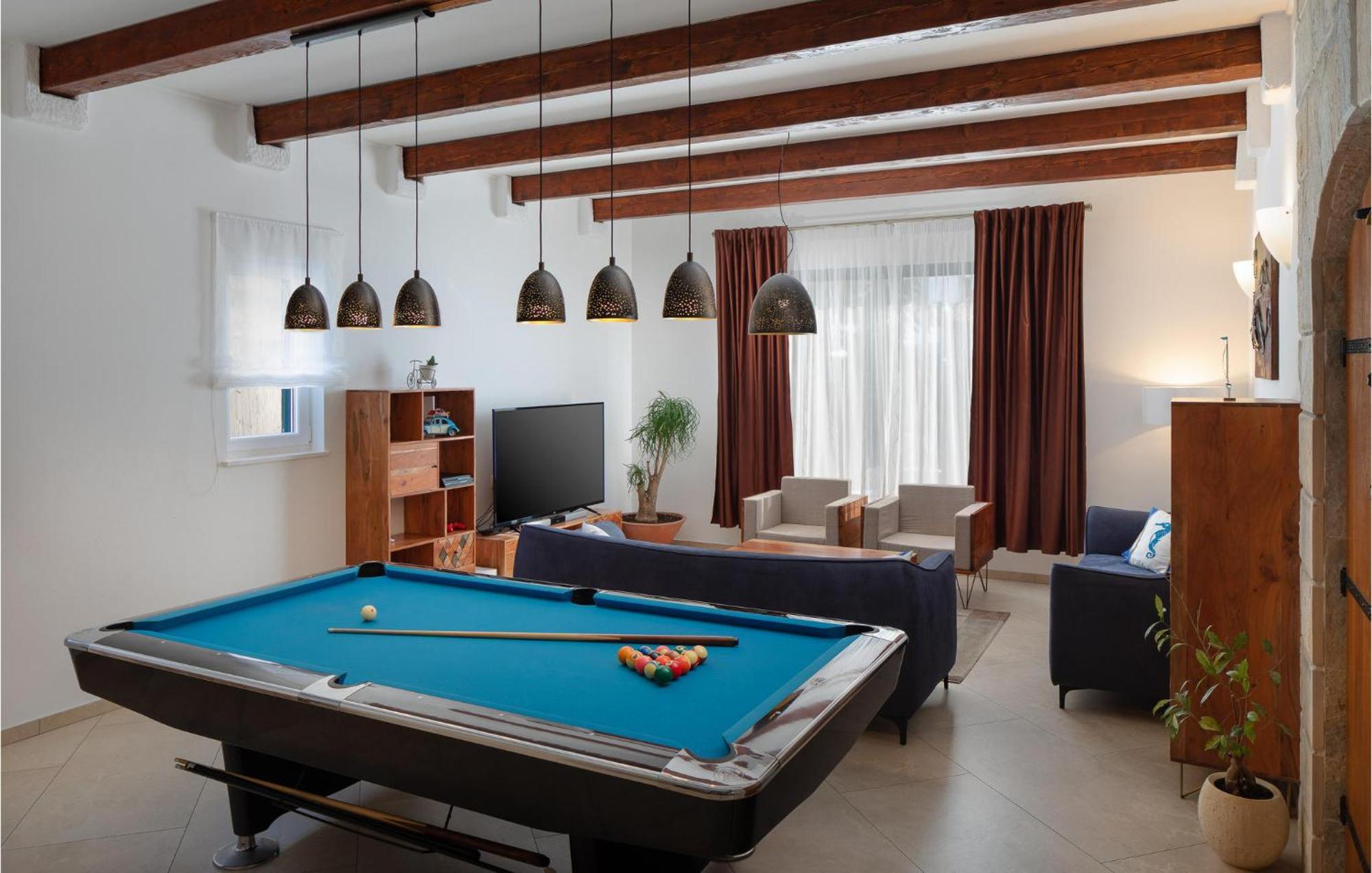 Cozy Home In Zrnovnica With Wifi Ngoại thất bức ảnh