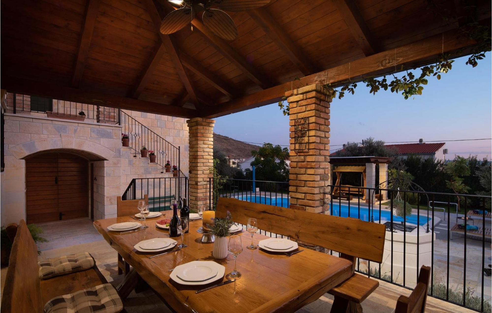 Cozy Home In Zrnovnica With Wifi Ngoại thất bức ảnh