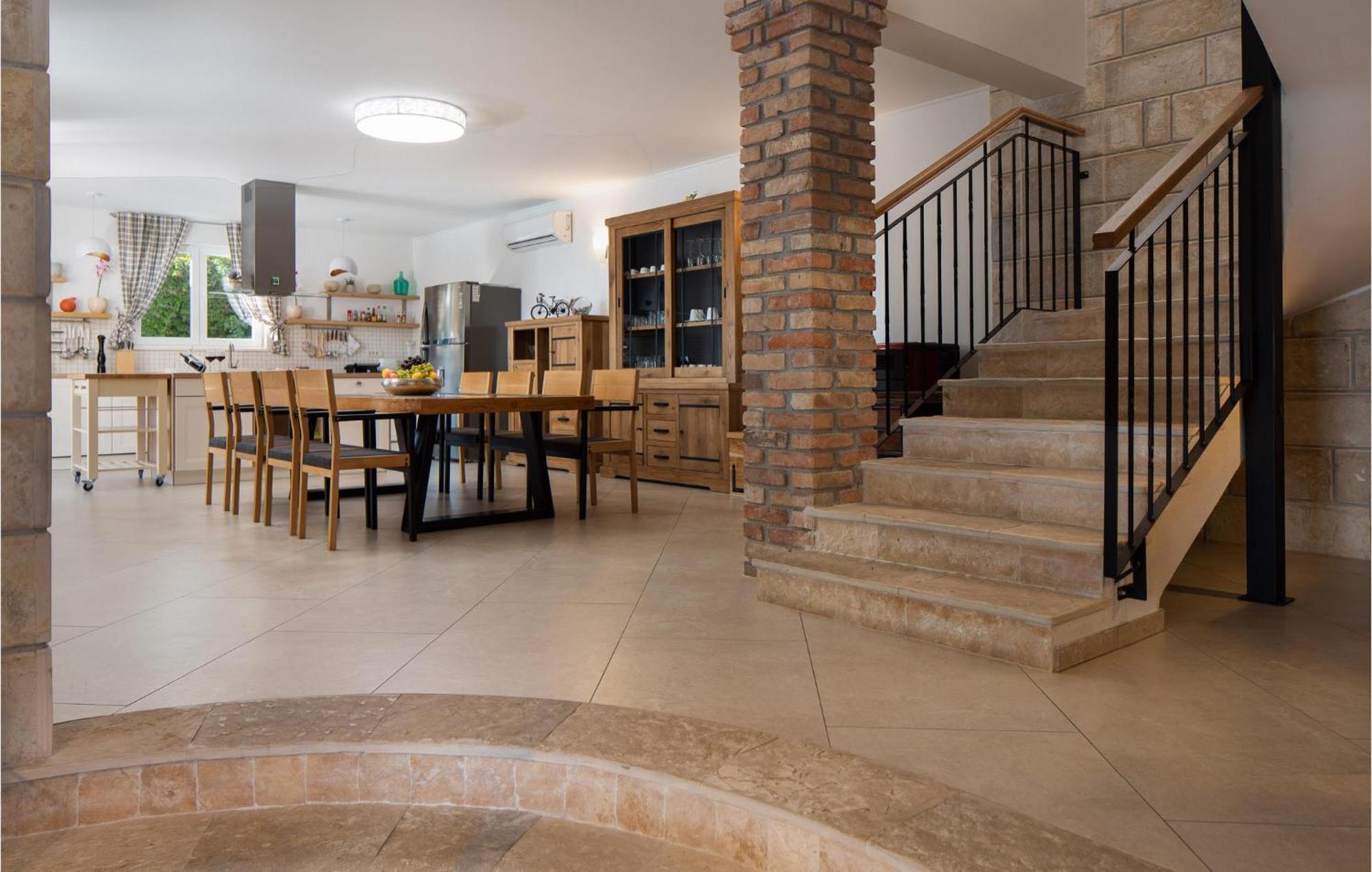 Cozy Home In Zrnovnica With Wifi Ngoại thất bức ảnh